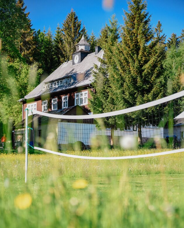 Volleyballnetz auf einer Blumenwiese vor dem Haupthaus des Bethlehemstifts
