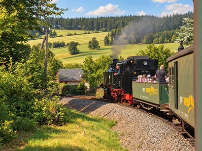Dampflok der Fichtelbergbahn mit offenem Aussichtswagen voller Fahrgäste