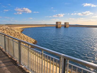 Oberbecken des Pumpspeicherwerks mit Geländer und zwei Betontürmen im Wasser