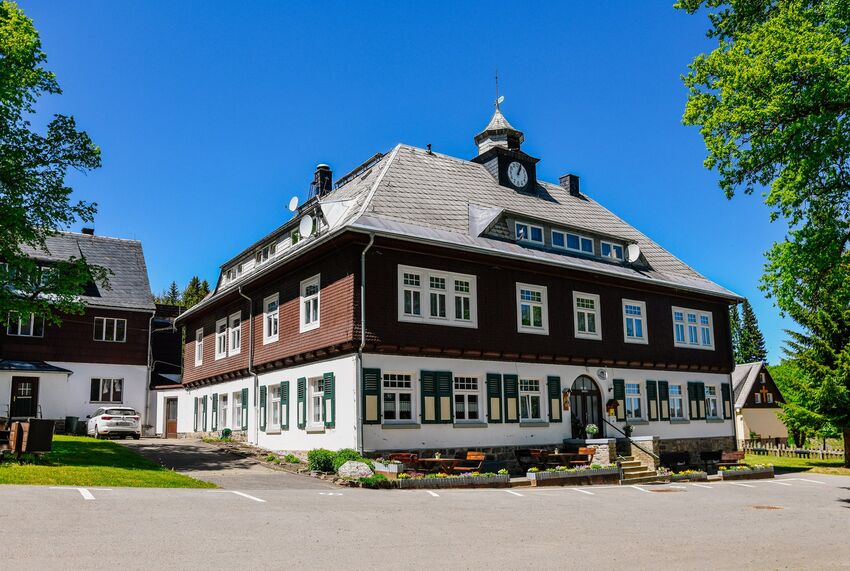 Haupthaus des Bethlehemstifts mit Uhrtürmchen und grünen Fensterläden