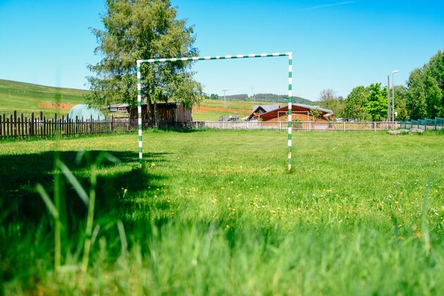 Fußballtor auf der Wiese des kleinen Fußballplatzes