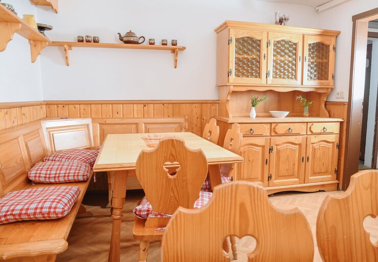 Bauernstube mit Eckbank, Holztisch, Stühlen mit Herzmotiv und Buffetschrank aus Kiefernholz
