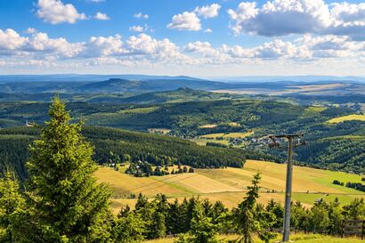 Weiter Blick über bewaldete Höhen, Felder und kleine Orte des Erzgebirges