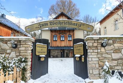 Eingangstor der Schauwerkstatt „Zum Weihrichkarzl“ im Schnee