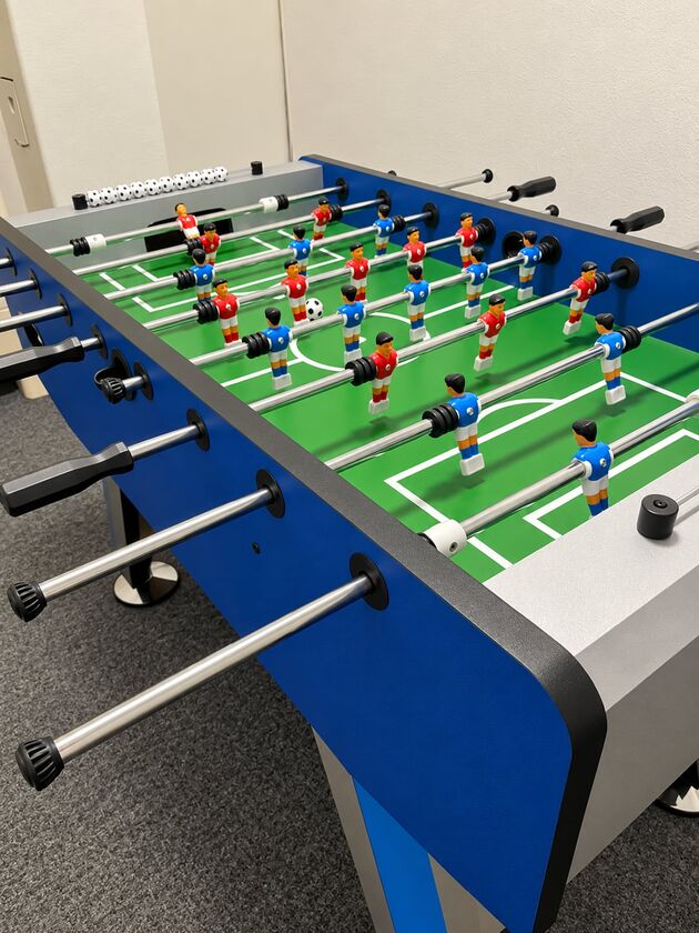 Tischkicker mit roten und blauen Spielfiguren